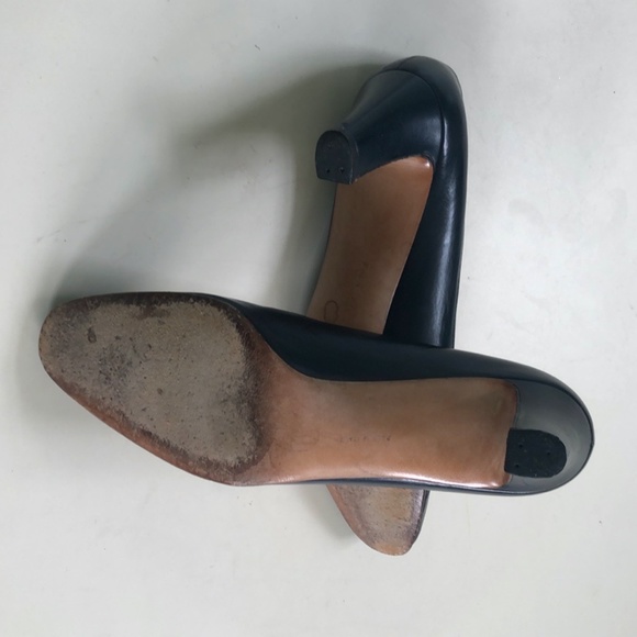 Ferragamo Navy Wingtip Heels Size 7.5 - Picture 10 of 15